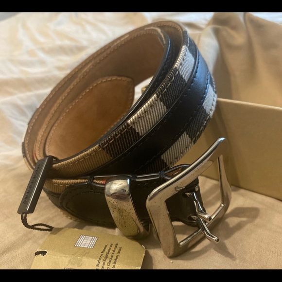 NEW UNTOUCHED BURBERRY BELT - Picture 1 of 6